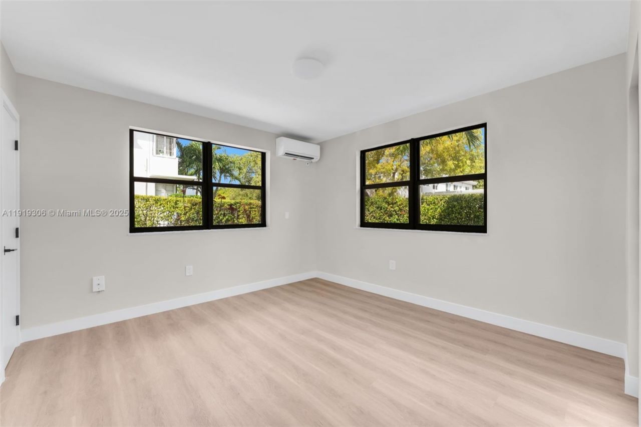 7996 Crespi Blvd, Unit 4, Miami Beach, FL 33141 Photo