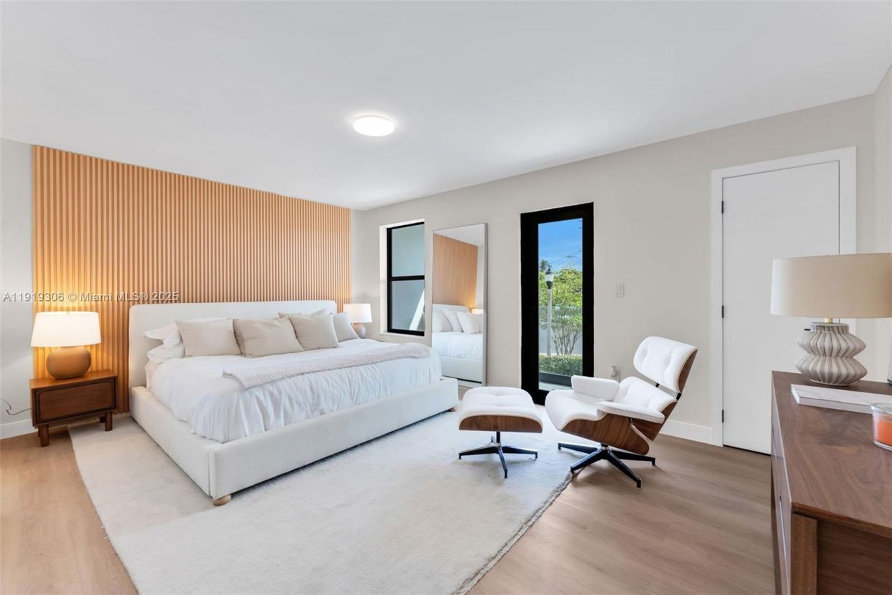 7996 Crespi Blvd, Unit 4, Miami Beach, FL 33141 Photo