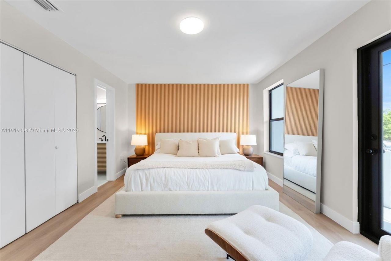 7996 Crespi Blvd, Unit 4, Miami Beach, FL 33141 Photo