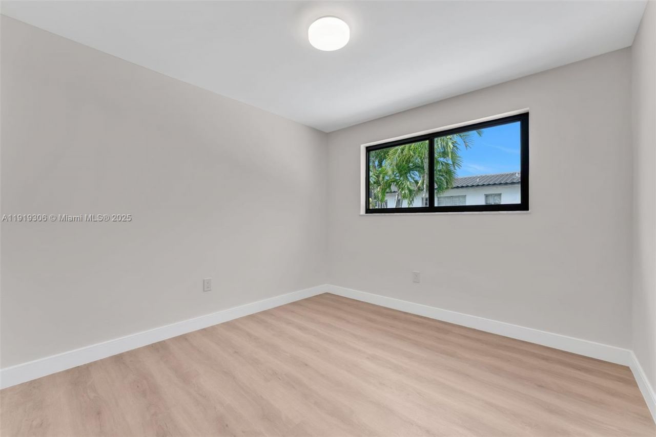 7996 Crespi Blvd, Unit 4, Miami Beach, FL 33141 Photo