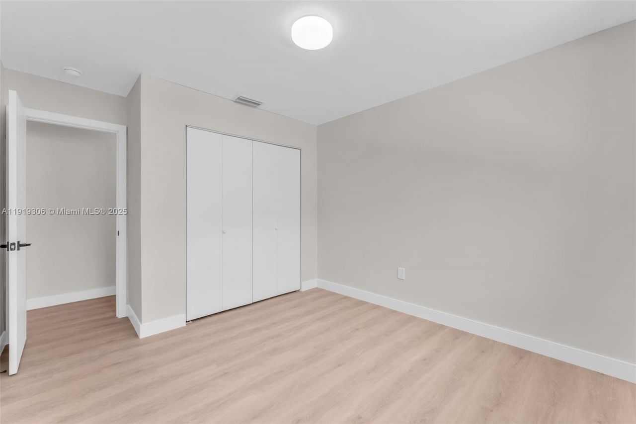 7996 Crespi Blvd, Unit 4, Miami Beach, FL 33141 Photo