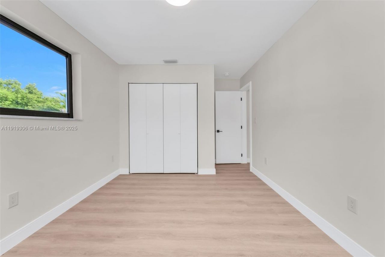 7996 Crespi Blvd, Unit 4, Miami Beach, FL 33141 Photo