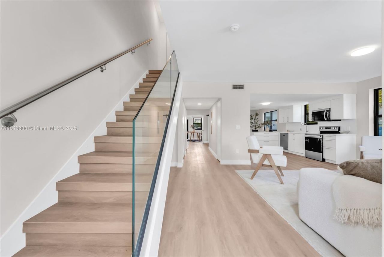 7996 Crespi Blvd, Unit 4, Miami Beach, FL 33141 Photo