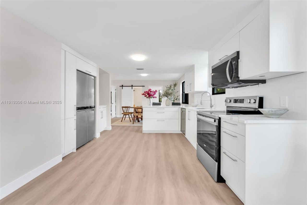 7996 Crespi Blvd, Unit 4, Miami Beach, FL 33141 Photo