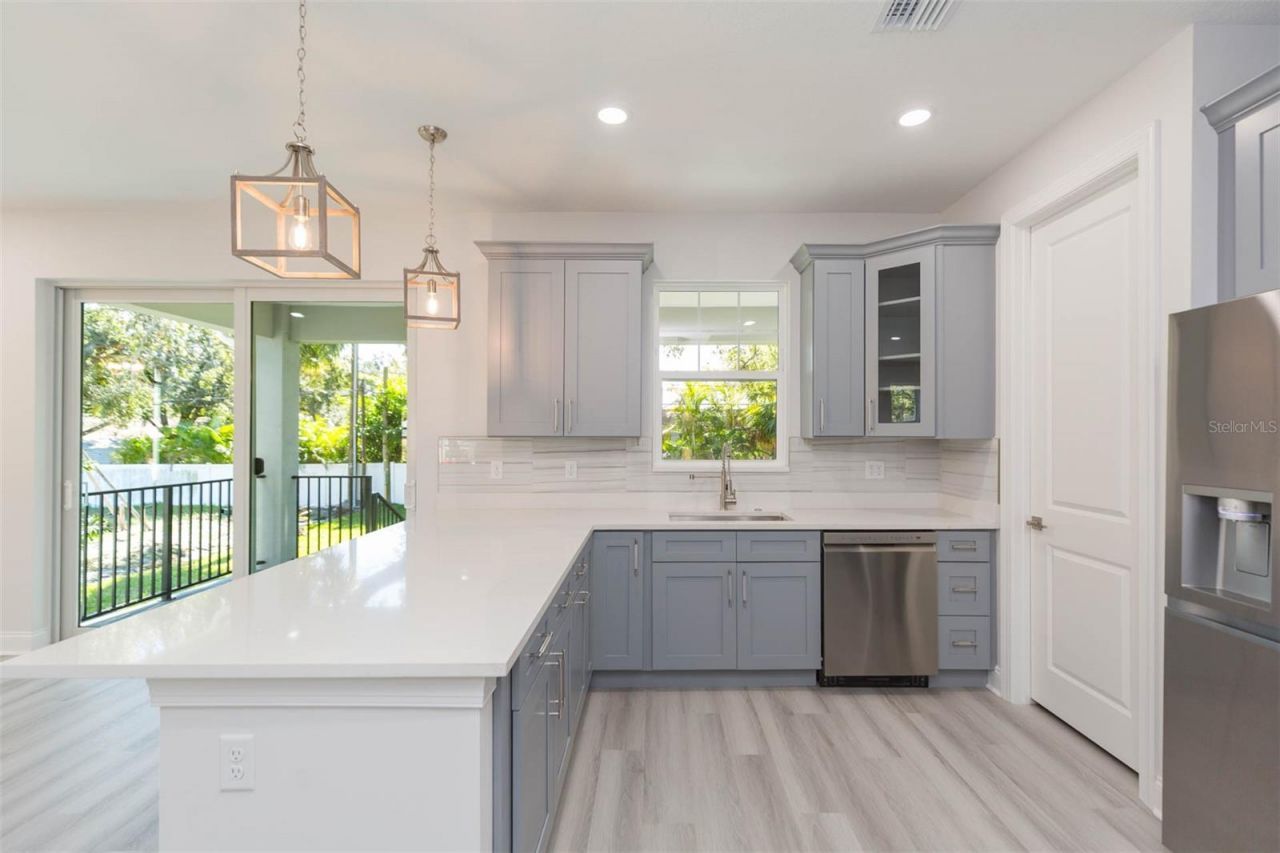 4718 W Knights Avenue, Tampa, FL 33611 Photo