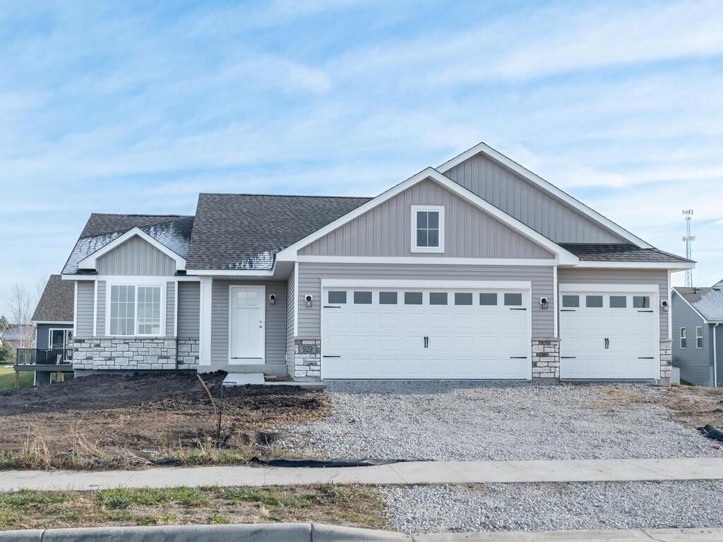 929 Prestwick Drive, Belle Plaine, MN 56011 Main Photo