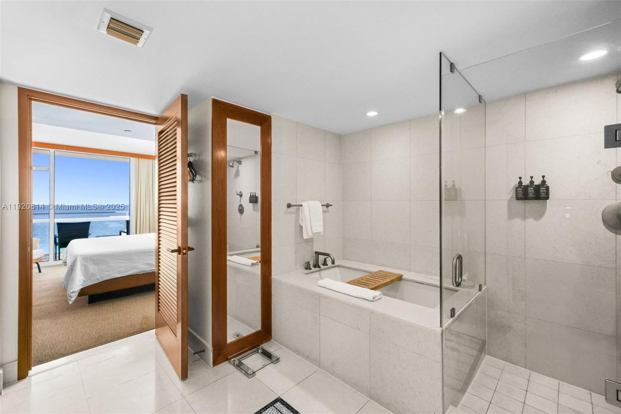 6801 Collins Ave, Unit 822(Door#), Miami Beach, FL 33141 Photo