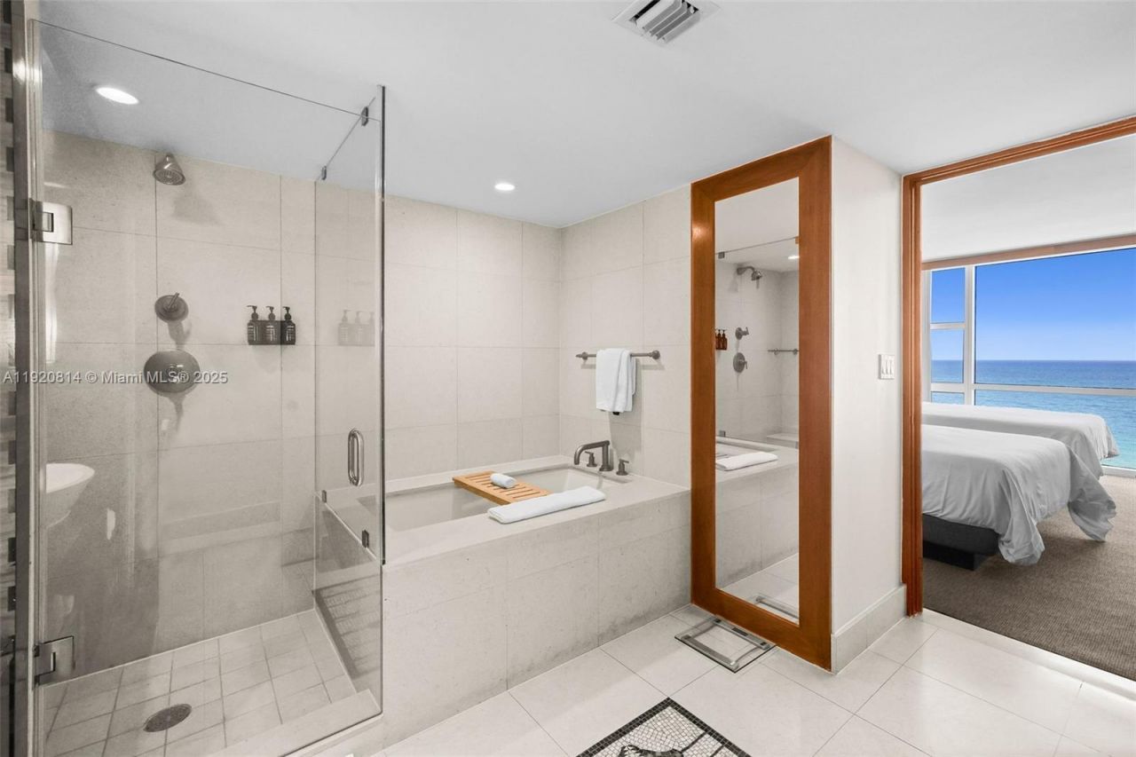 6801 Collins Ave, Unit 822(Door#), Miami Beach, FL 33141 Photo