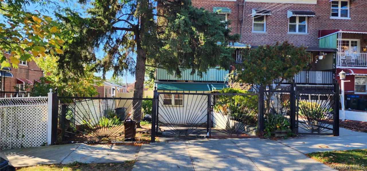 954 E 212th Street, Bronx, NY 10469 Main Photo