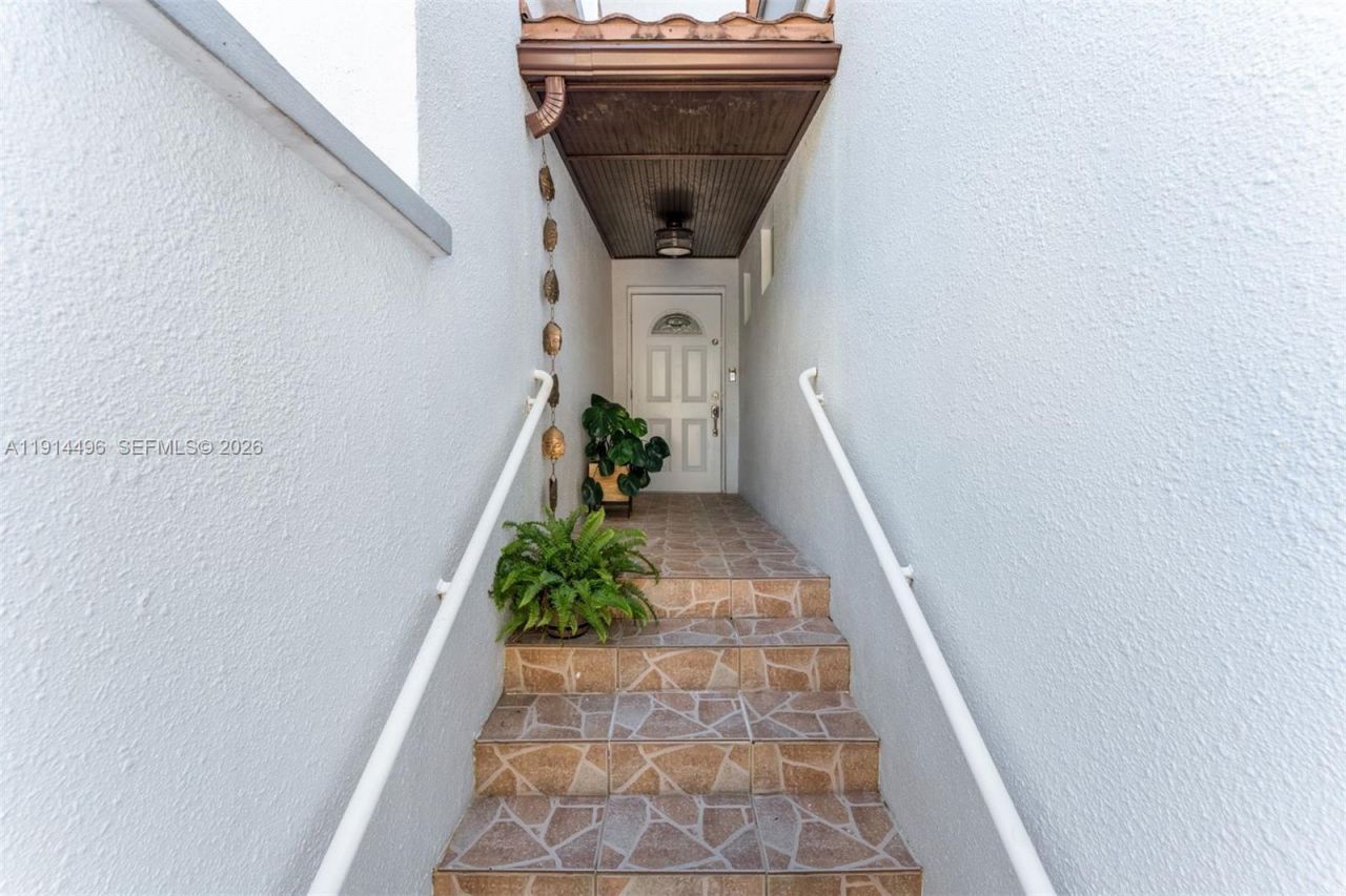 2404 NE 135th St, Unit 2404, North Miami, FL 33181 Photo