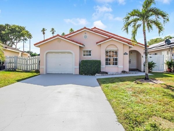6122 NW 181st Terr Cir W, Hialeah, FL 33015