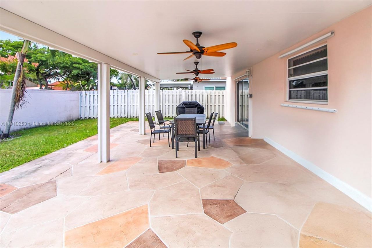 6122 NW 181st Terr Cir W, Hialeah, FL 33015 Photo