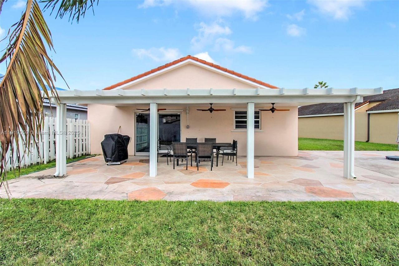 6122 NW 181st Terr Cir W, Hialeah, FL 33015 Photo