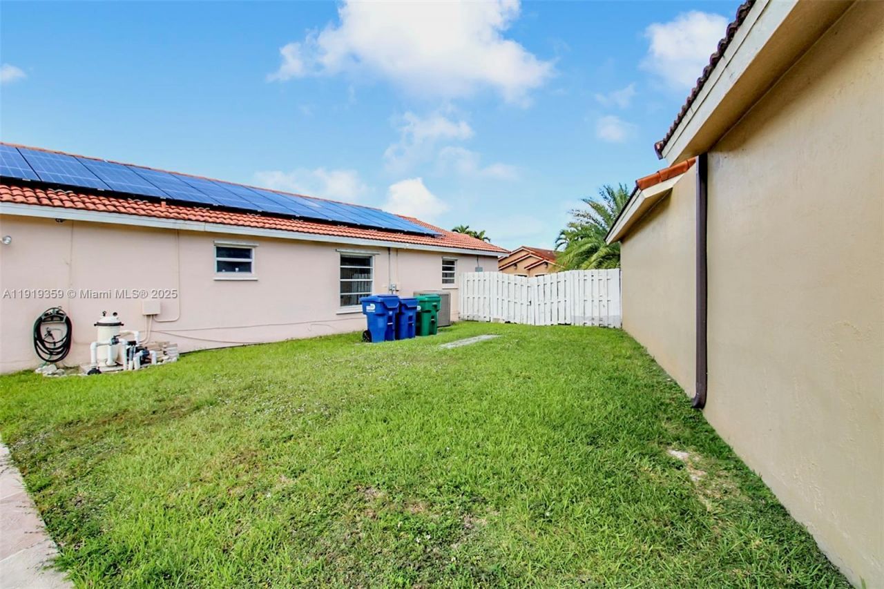 6122 NW 181st Terr Cir W, Hialeah, FL 33015 Photo