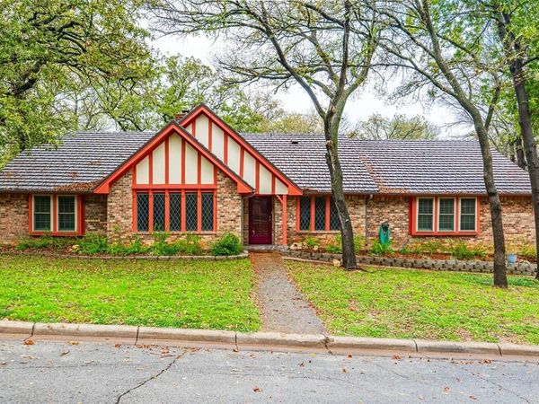 108 Silverleaf Drive, Fort Worth, TX 76112