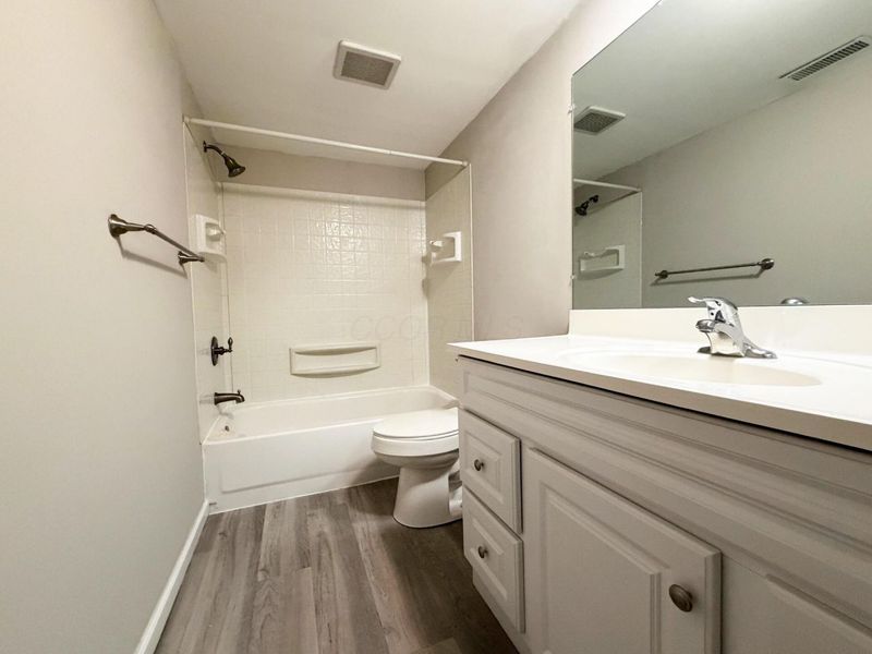 4710 Charecote Lane, Unit D, Columbus, OH 43220 Photo 10