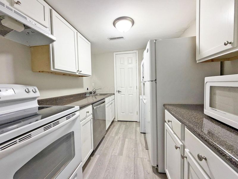 4710 Charecote Lane, Unit D, Columbus, OH 43220 Photo 6