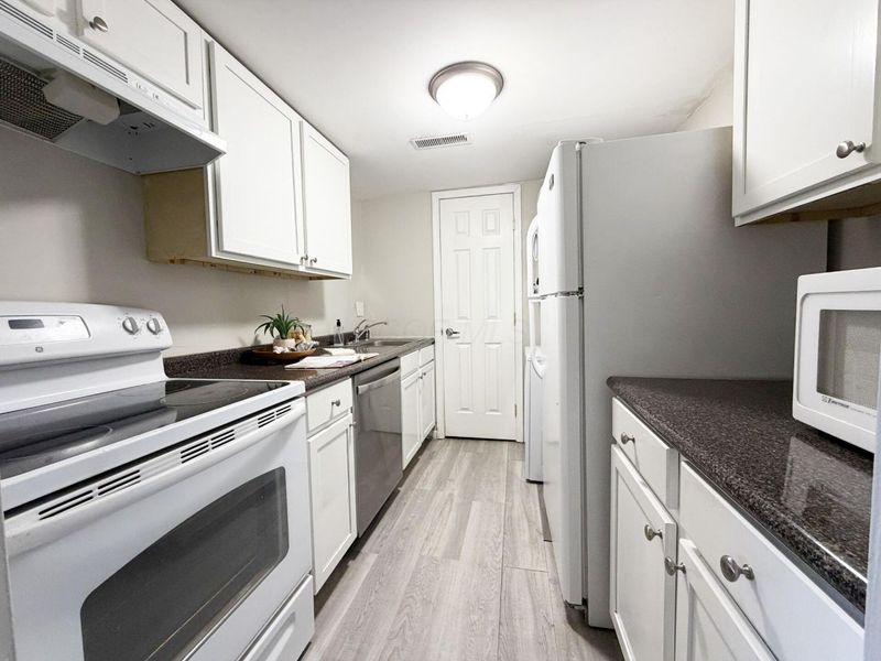 4710 Charecote Lane, Unit D, Columbus, OH 43220 Photo 6