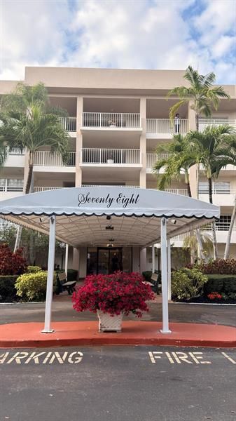 3960 Oaks Clubhouse Drive, Unit 502, Pompano Beach, FL 33069 Photo