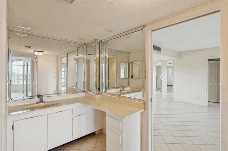 3960 Oaks Clubhouse Drive, Unit 502, Pompano Beach, FL 33069 Photo