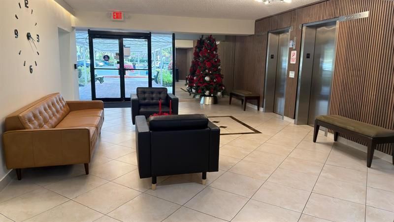 3960 Oaks Clubhouse Drive, Unit 502, Pompano Beach, FL 33069 Photo