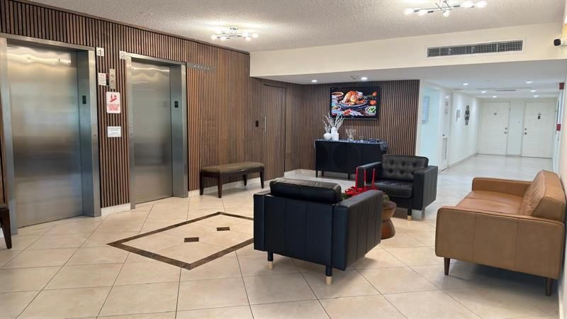 3960 Oaks Clubhouse Drive, Unit 502, Pompano Beach, FL 33069 Photo