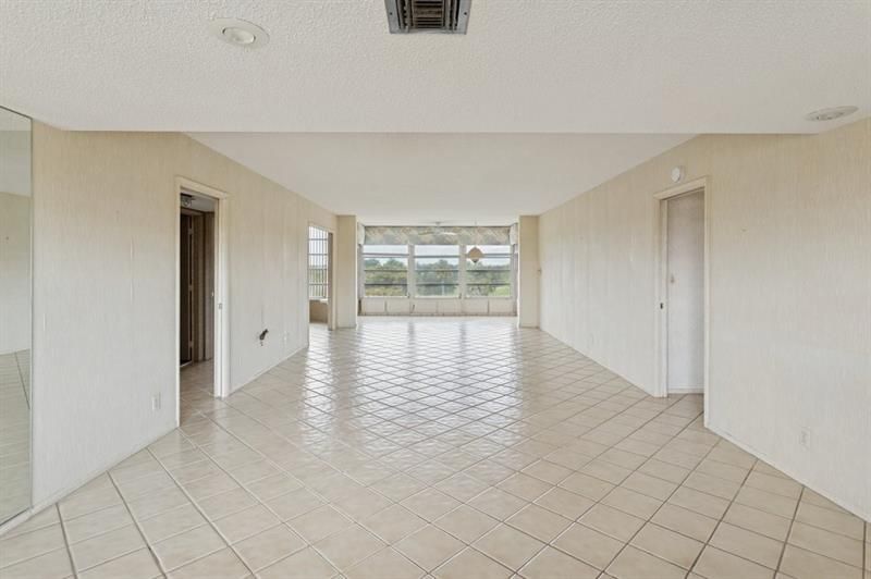 3960 Oaks Clubhouse Drive, Unit 502, Pompano Beach, FL 33069 Photo