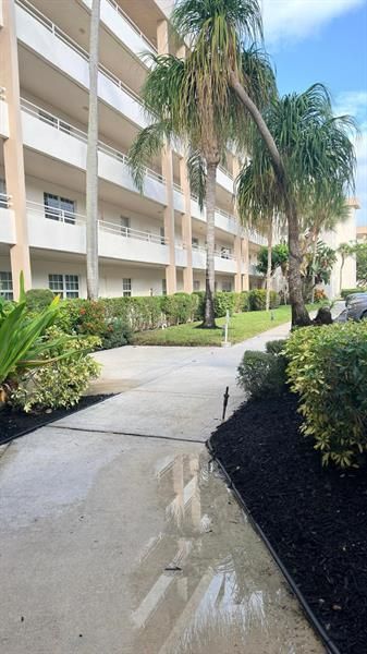 3960 Oaks Clubhouse Drive, Unit 502, Pompano Beach, FL 33069 Photo