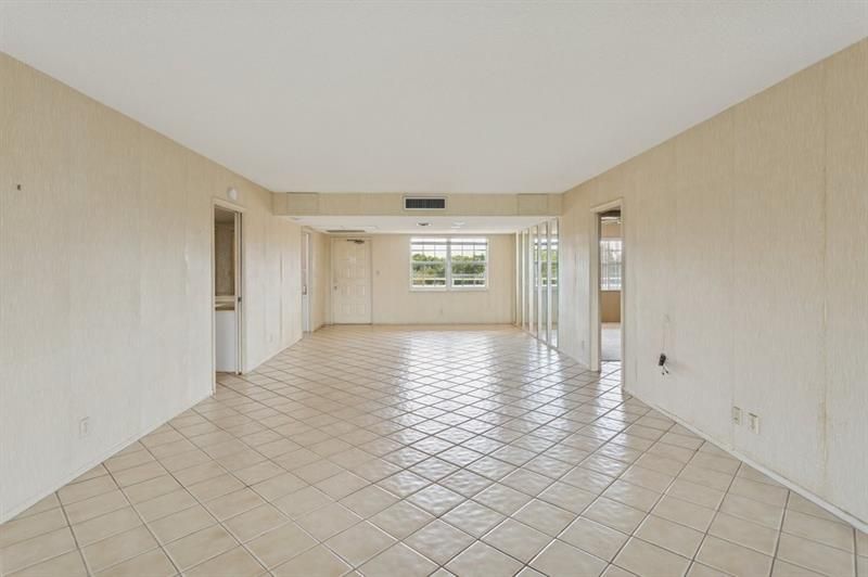 3960 Oaks Clubhouse Drive, Unit 502, Pompano Beach, FL 33069 Photo