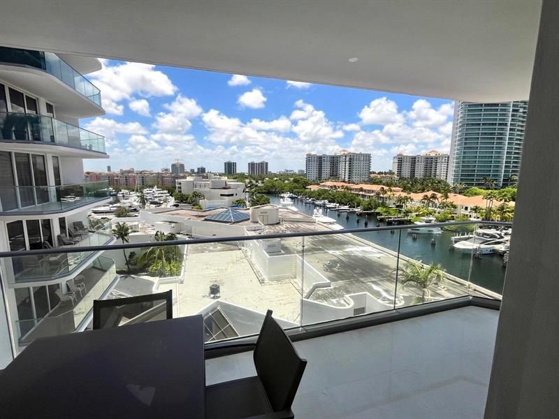 19707 Turnberry Way, Unit 8L, Miami, FL 33180 Photo