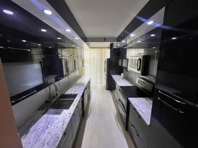 19707 Turnberry Way, Unit 8L, Miami, FL 33180 Photo