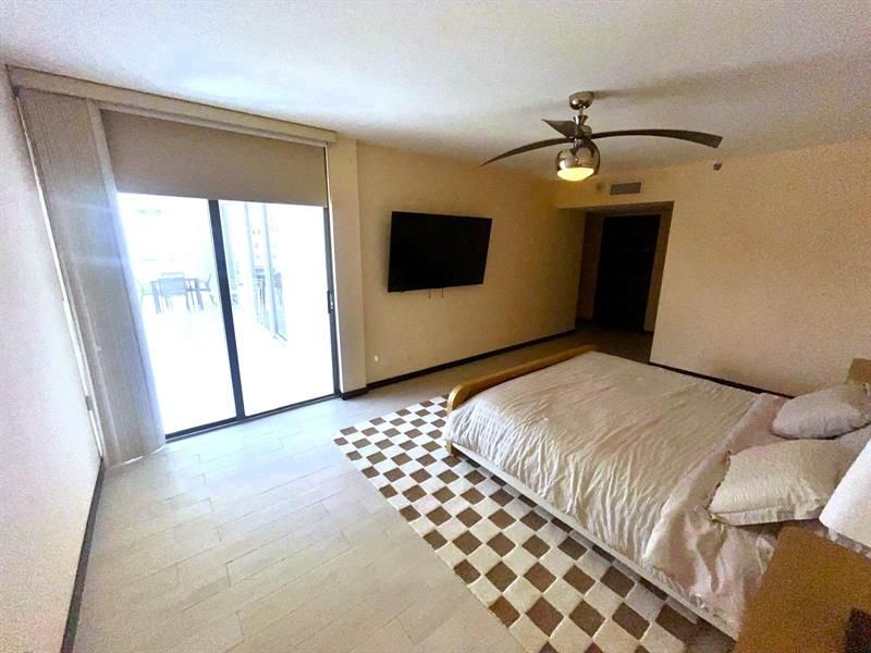 19707 Turnberry Way, Unit 8L, Miami, FL 33180 Photo