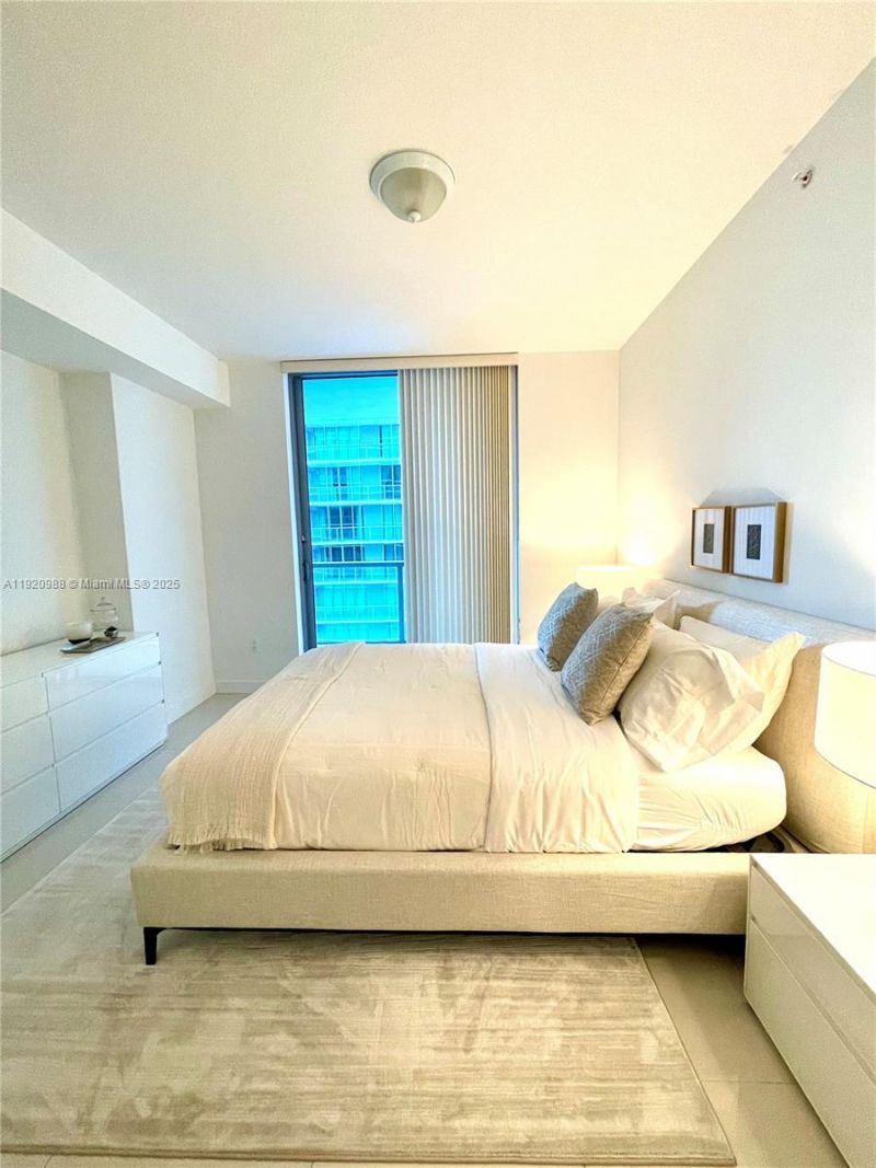 79 SW 12th St, Unit 2407-S, Miami, FL 33130 Photo