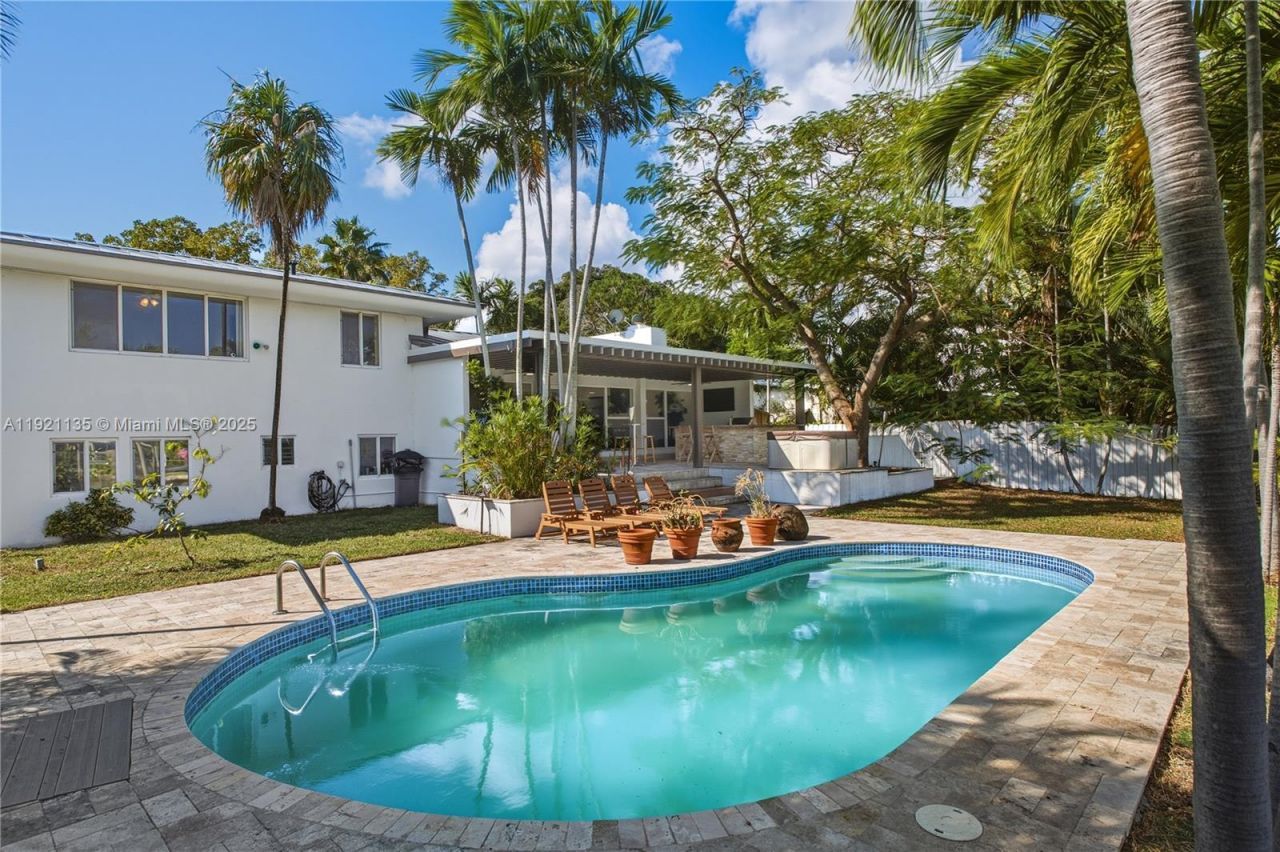 12545 Palm Rd, North Miami, FL 33181 Photo