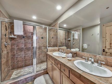 2100 N North Village Drive, Truckee, CA 96161 Photo