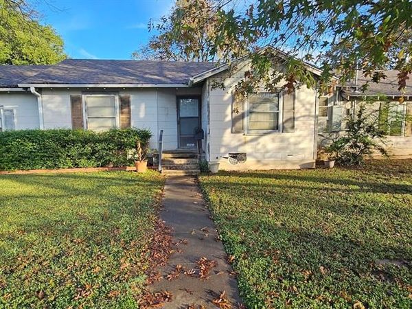 1061 E Walnut Street, Hillsboro, TX 76645
