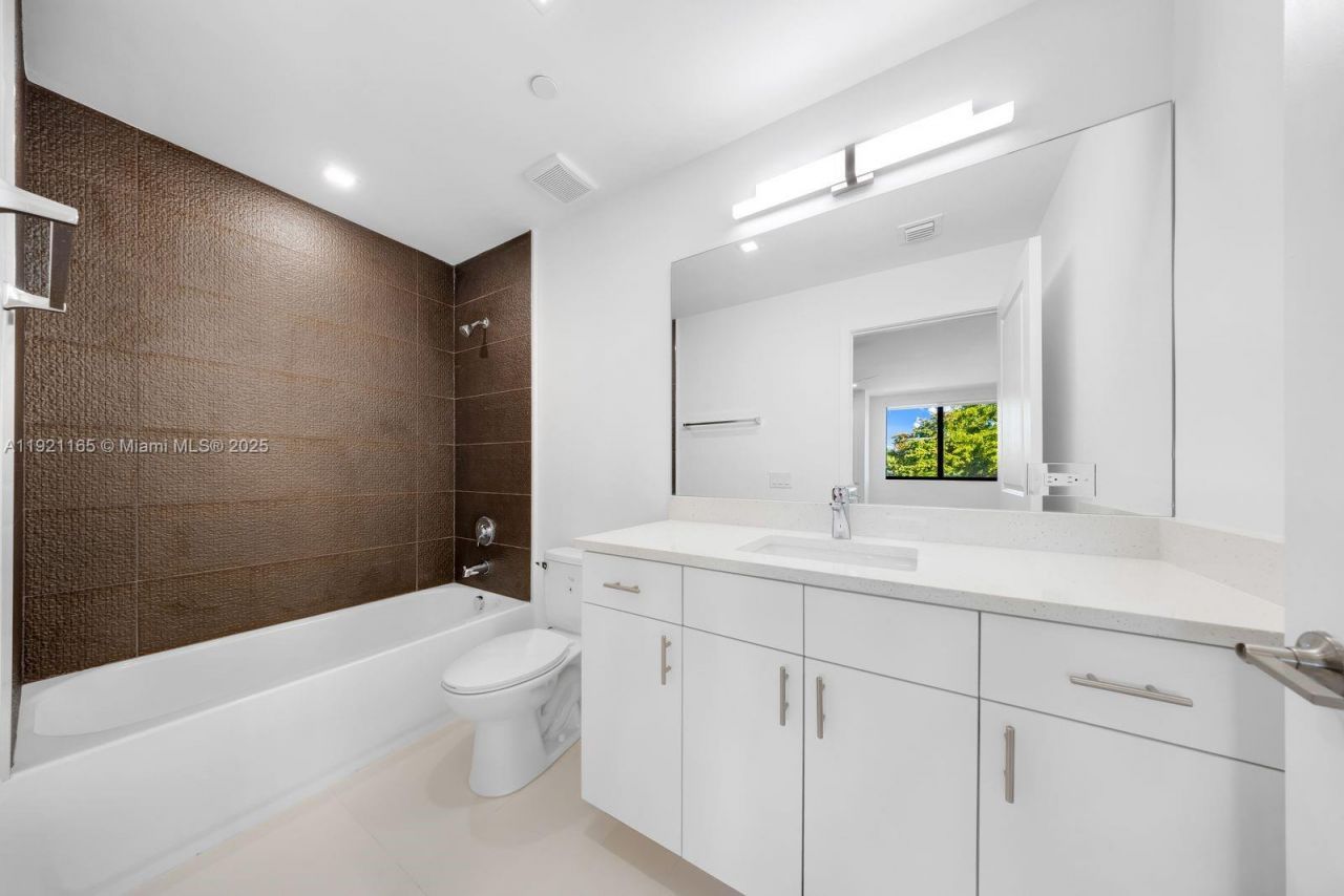 20 NE 19th Ave, Unit 201, Pompano Beach, FL 33060 Photo