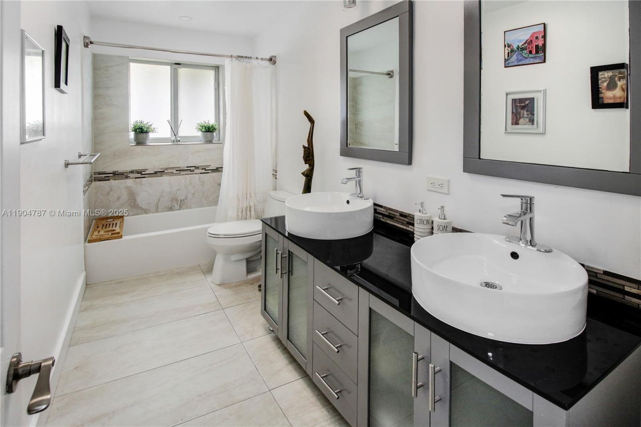 19901 NE 21st Ave, Miami, FL 33179 Photo