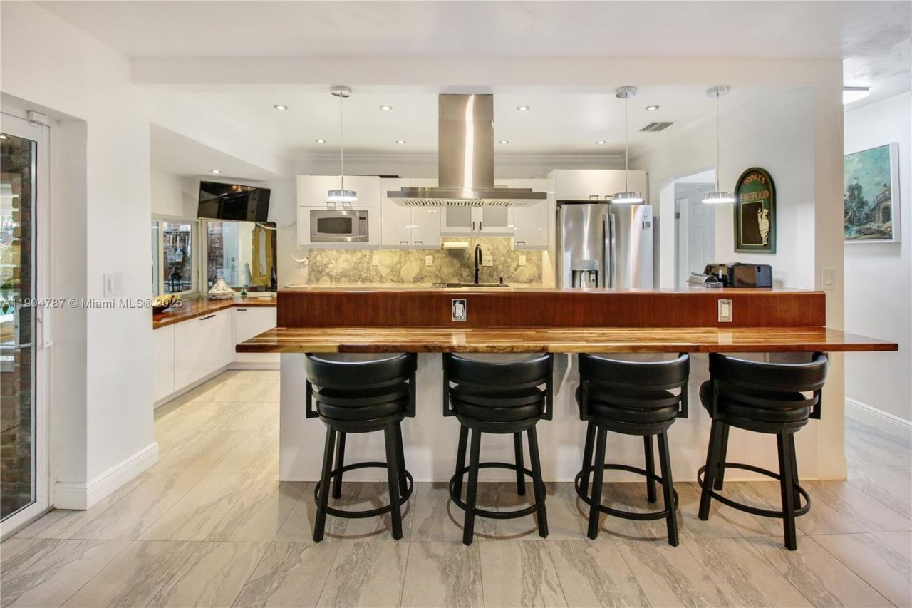 19901 NE 21st Ave, Miami, FL 33179 Photo