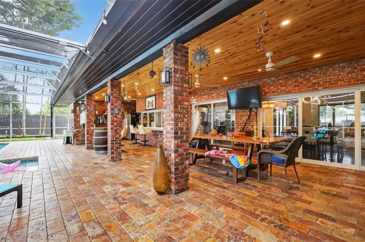 19901 NE 21st Ave, Miami, FL 33179 Photo