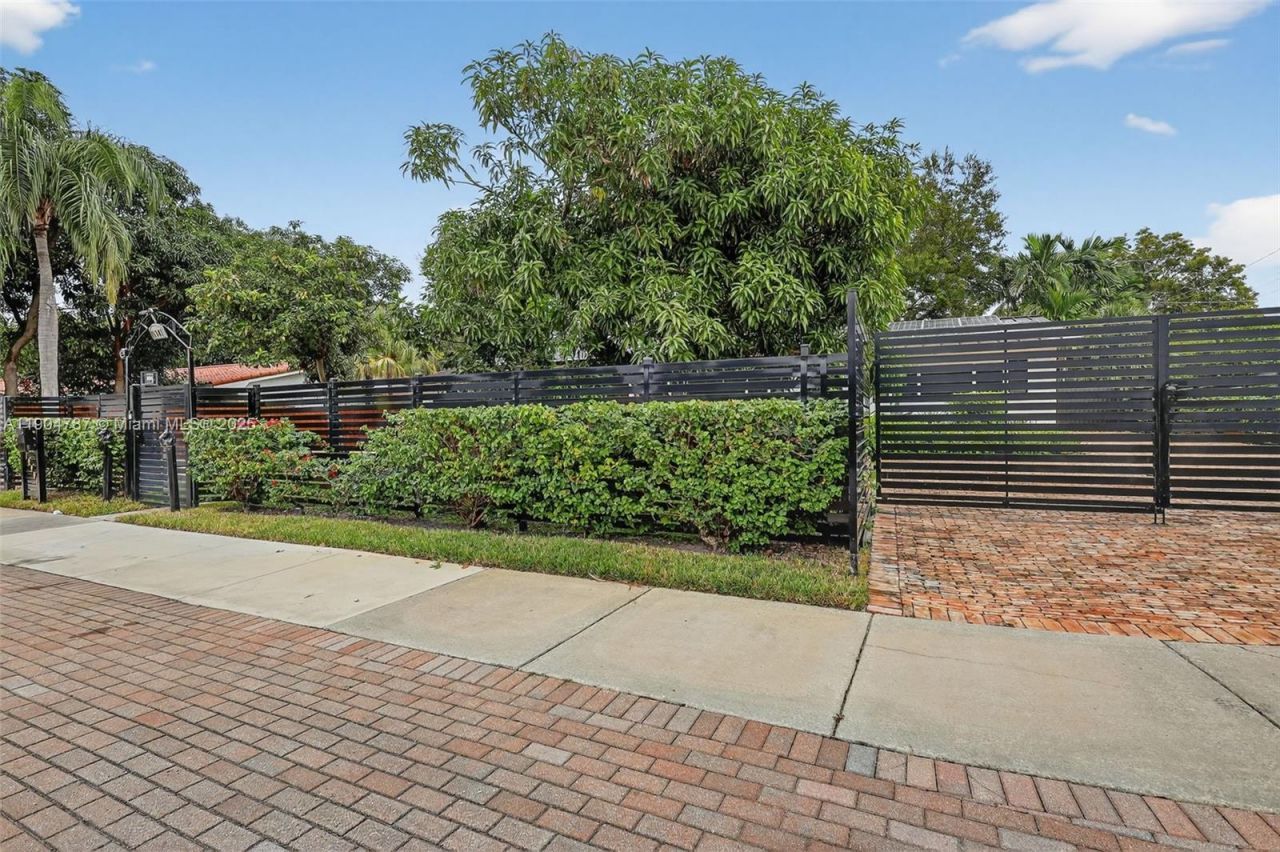19901 NE 21st Ave, Miami, FL 33179 Photo