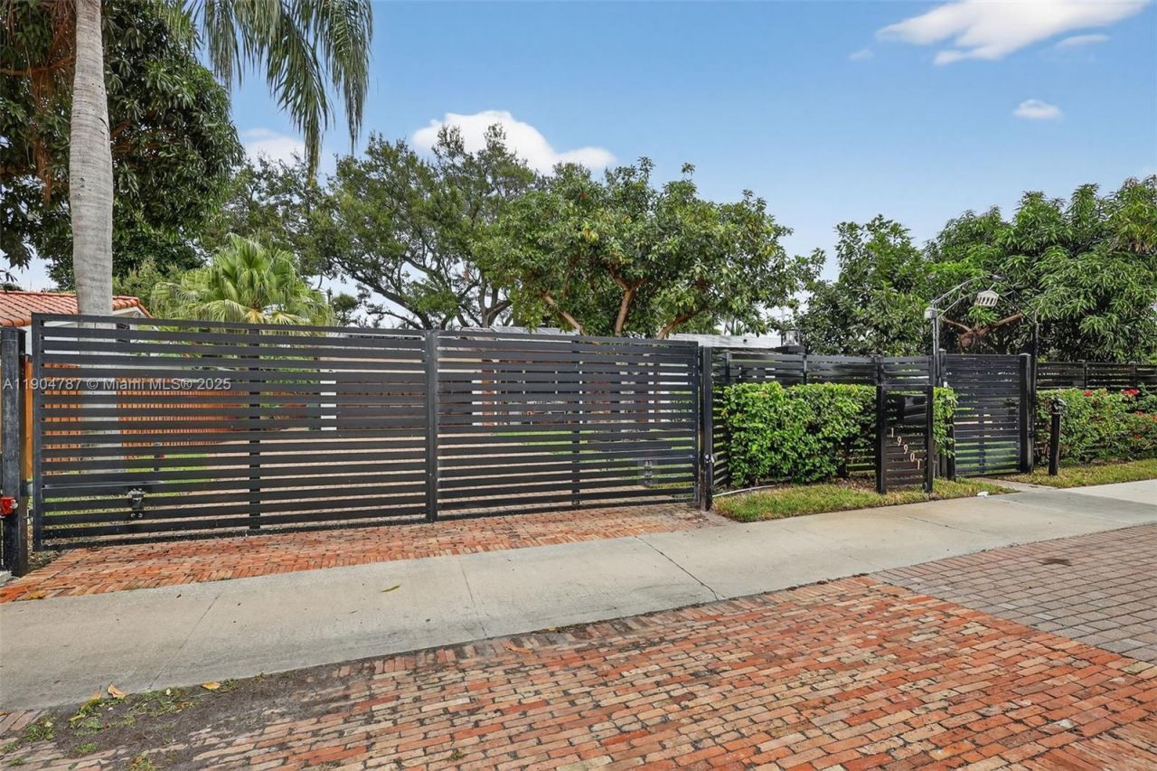 19901 NE 21st Ave, Miami, FL 33179 Photo