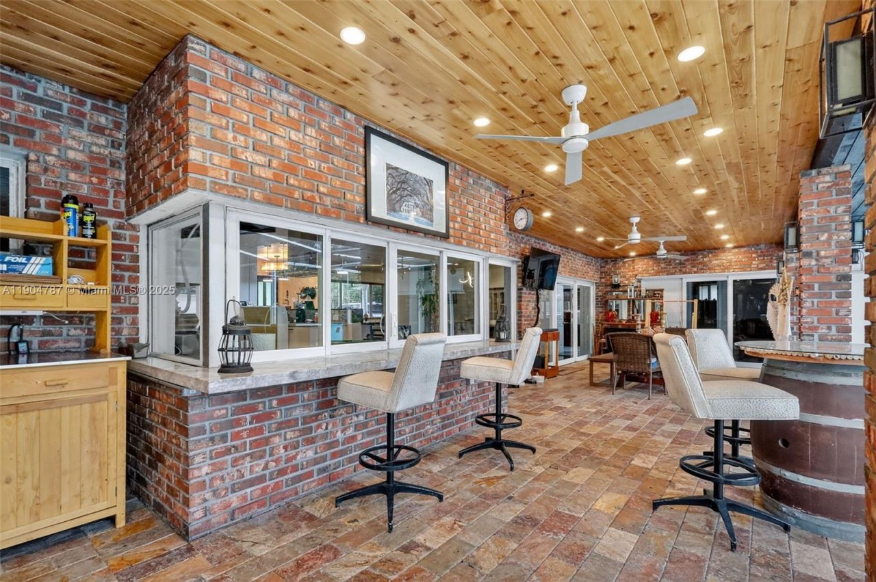 19901 NE 21st Ave, Miami, FL 33179 Photo