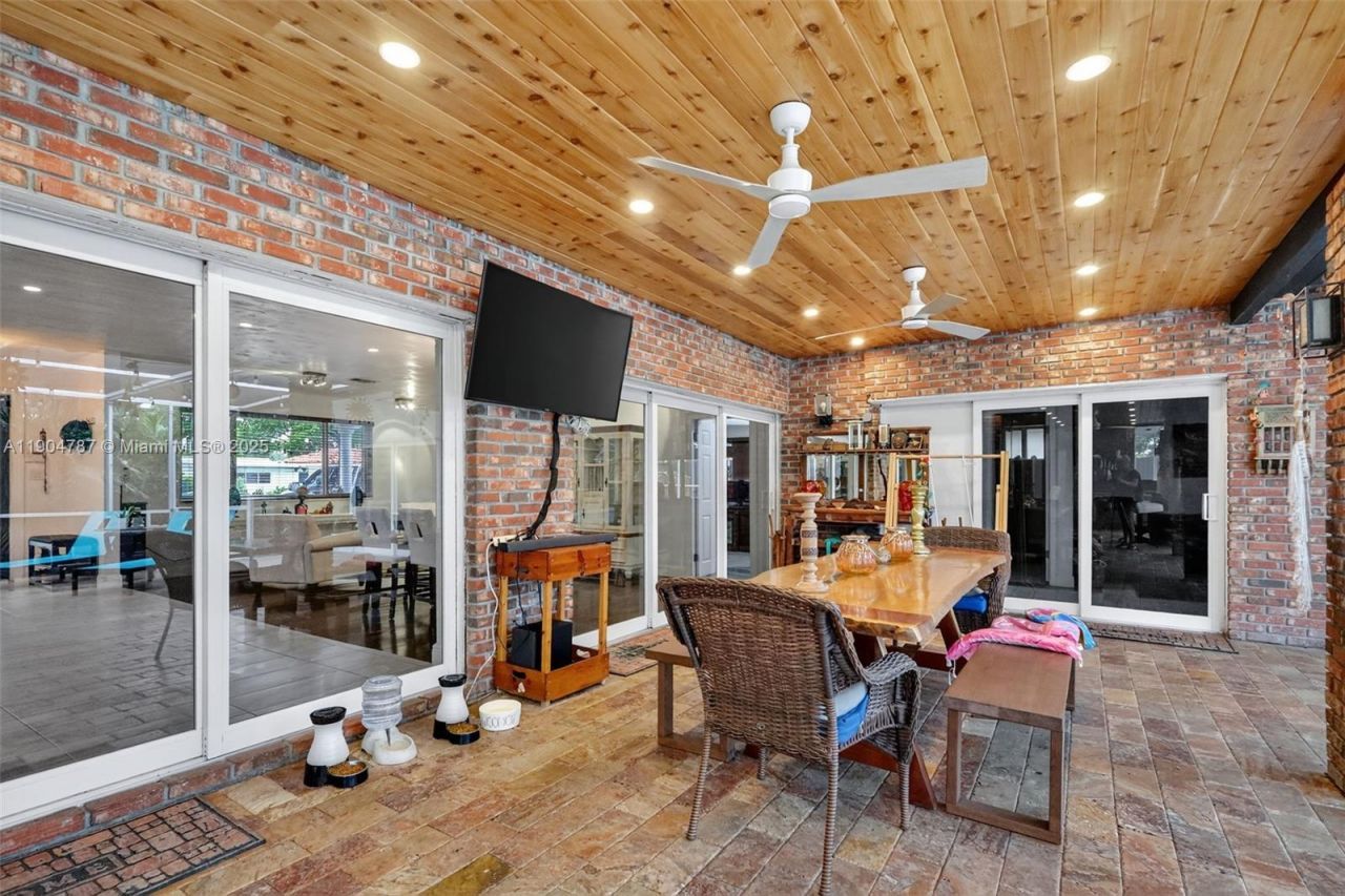 19901 NE 21st Ave, Miami, FL 33179 Photo