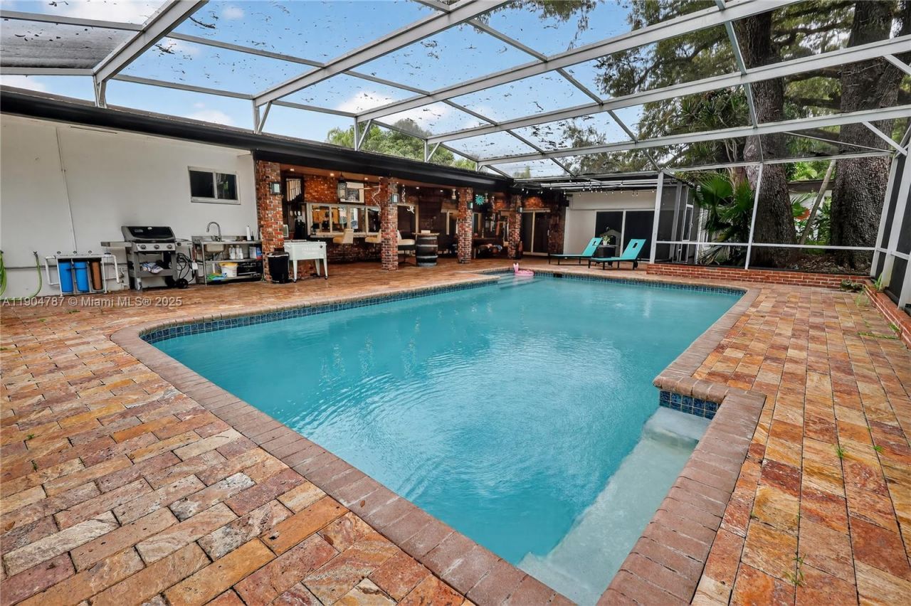 19901 NE 21st Ave, Miami, FL 33179 Photo