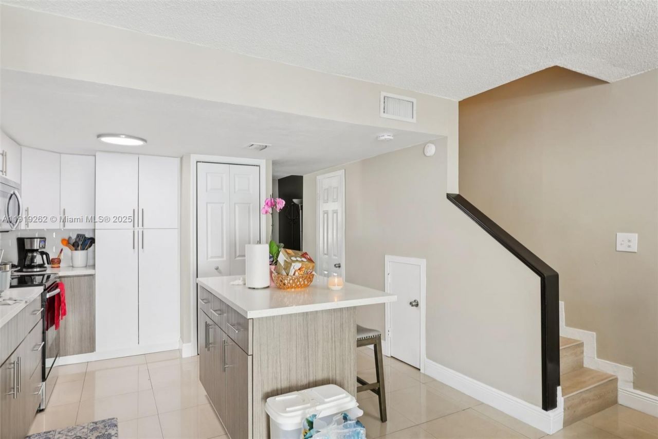 8389 NW 8th St, Unit 7, Miami, FL 33126 Photo