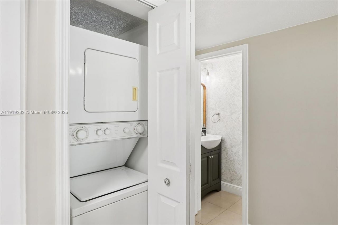 8389 NW 8th St, Unit 7, Miami, FL 33126 Photo