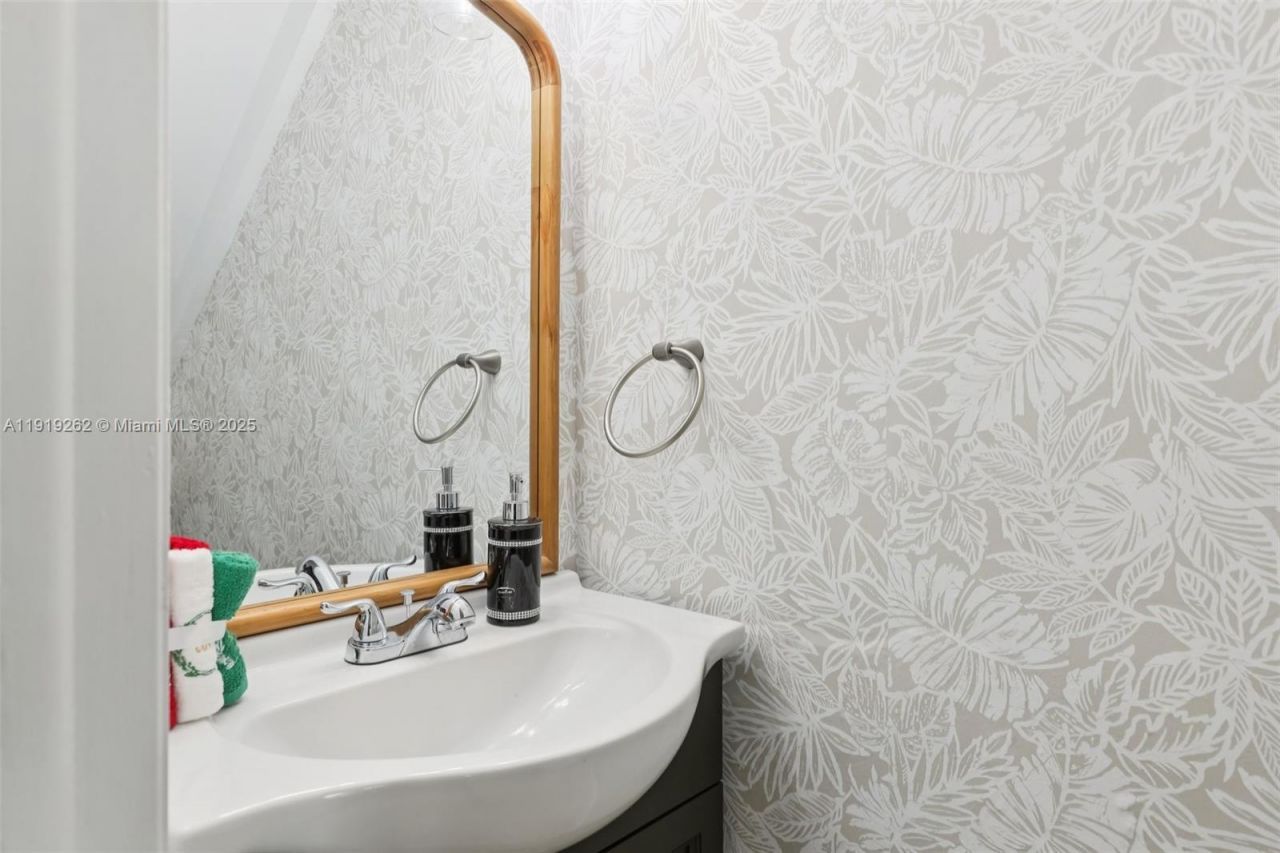 8389 NW 8th St, Unit 7, Miami, FL 33126 Photo