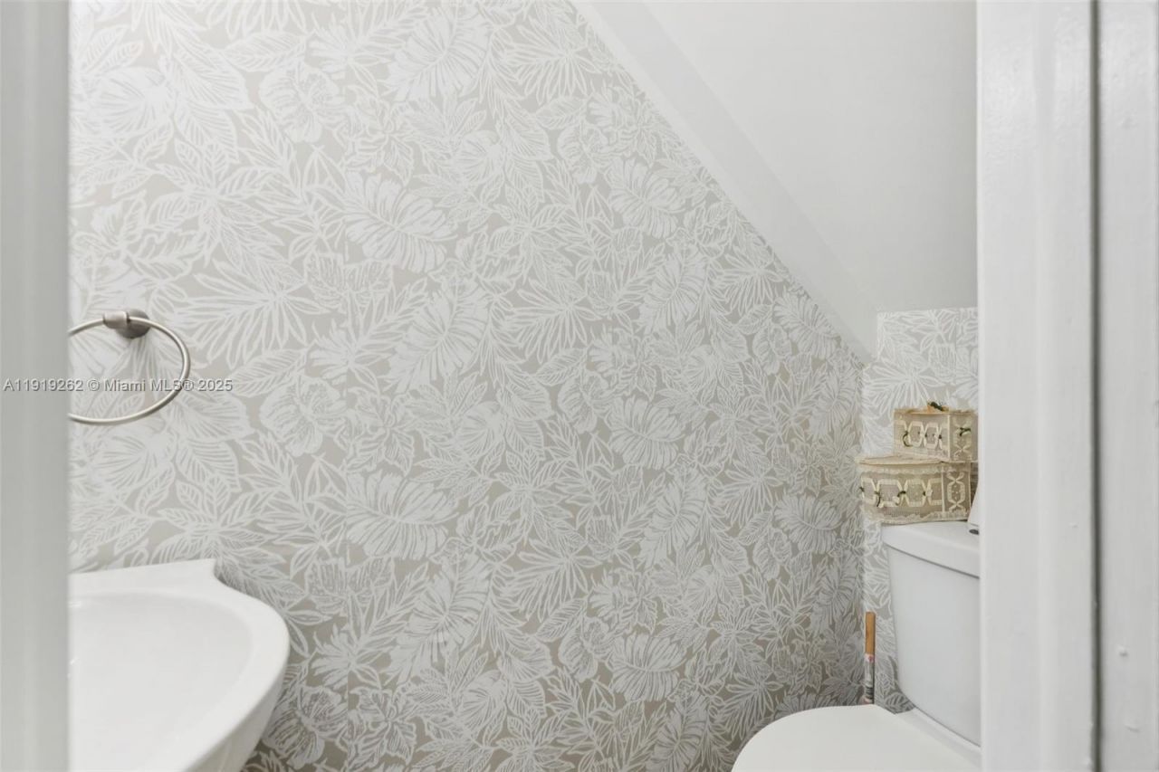 8389 NW 8th St, Unit 7, Miami, FL 33126 Photo