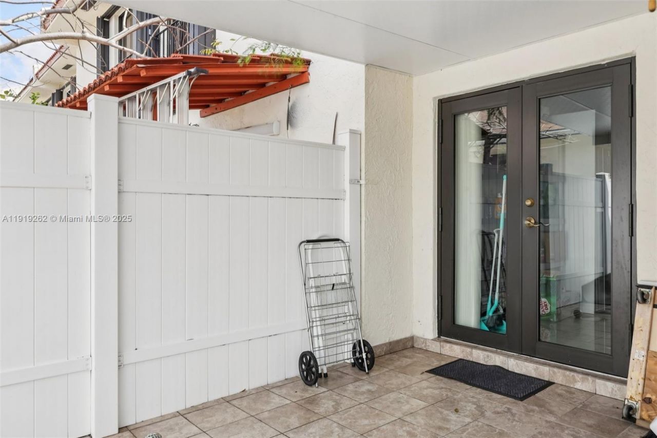 8389 NW 8th St, Unit 7, Miami, FL 33126 Photo